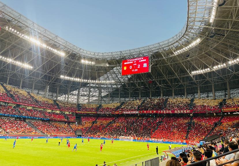 赛季神仙球诞生！恩加德乌惊天倒钩难救主，申花3-1力克铜梁龙⚽

中超联赛精彩对决不断！上海申花客场迎战重庆铜梁龙，凭借全队稳定发挥以3-1斩获胜利，顺利拿下关键联赛积分，赛场表现可圈可点！

本场比赛申花整体节奏把控极佳，中场核心高天意状态火热，上演传射建功的精彩表现，成为球队取胜最大功臣。比赛进