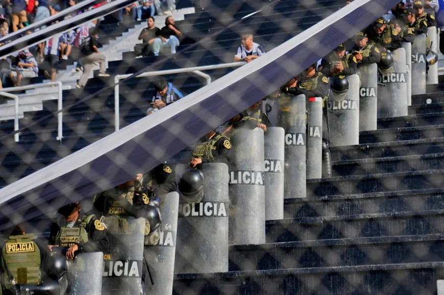 秘鲁球迷聚集发生事故，一人死亡数十人受伤