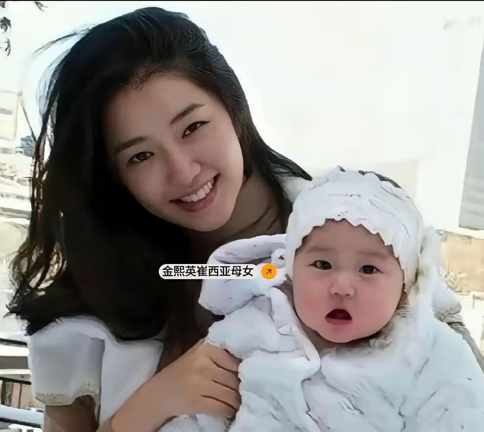 金熙英陪了崔泰源近二十年，最近又和他一起出现在纽约的正式场合，坐在三星会长李在镕和英伟达黄仁勋同一桌，穿着韩服以伴侣身份亮相。这是离婚财产分割判决之后两人头一回公开同行。说实话，这种场面比任何声明都直白，不用开口，位置就已经说明了一切。很多人骂她，但骂完之后不得不承认一件事：她熬得住。从2008年认