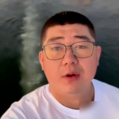 万万没想到，在墨西哥录节目的明星们，竟然要靠一个沙特地陪来救场。
王星越第一次挑大梁当导游，熬夜抠预算差点崩溃，只能赶紧找老前辈王安宇求救。
王安宇也是实在，不光给经验，还直接把当年《花少5》沙特站的王牌地陪马哥推了过去。
这马哥是个狠人，靠着超高性价比，一出手就帮剧组每天省下550块钱，稳稳