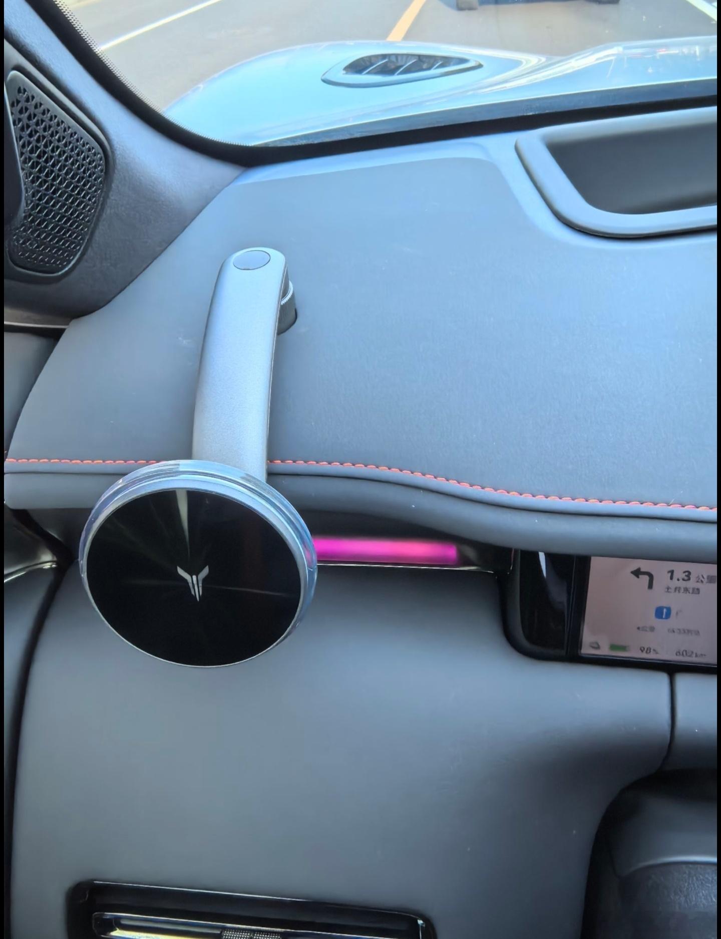 追光S车载好物分享，提车之后，就买了追光S专用的磁吸无线充电支架，吸力很强，手机狂甩不掉，呼吸灯亮起的效果非常好看，整体配上追光S高级运动的内饰，很显档次，第二件事就是换脚垫。选了专用的TPE材质，贴合度高，不卡油门刹车，边角严丝合缝。防水耐脏，下雨天踩上去也不怕，拿出来冲一冲就干净。 ​