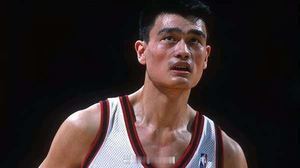 #姚明曾抗争体育分成规则# 早在2002年姚明冲击NBA之际，上海市体育局就援引早年运动员收益管理文件，提出了明确的分成方案：姚明个人保留50%收入，体育局、篮协、上海男篮分别按比例瓜分剩余收益。这套规则在当时的体制框架内有据可依，是地方培养单位对优秀运动员商业价值的常规权益主张。但姚明并未 ​