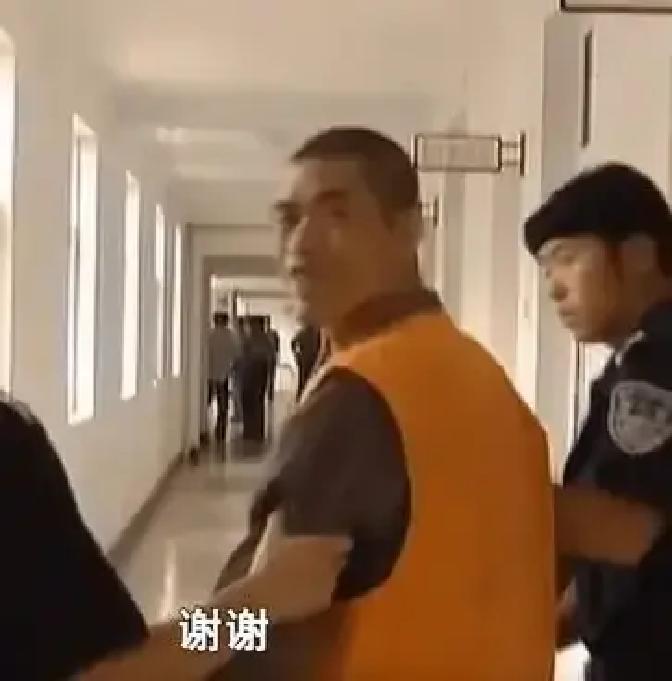 “我走了，谢谢。”2005年，一男子即将被带走执行死刑，突然转身对前来送行的妻子和母亲说到：“等我死了，就把遗体捐给有需要的人吧。”
 
母亲的手攥着栏杆，指节发白。妻子低下头，肩膀微微抽动了一下。
 
“听见没有？”他声音很平。
 
母亲张了张嘴，没发出声音，只是用力点了点头。妻子也抬起头，眼睛通