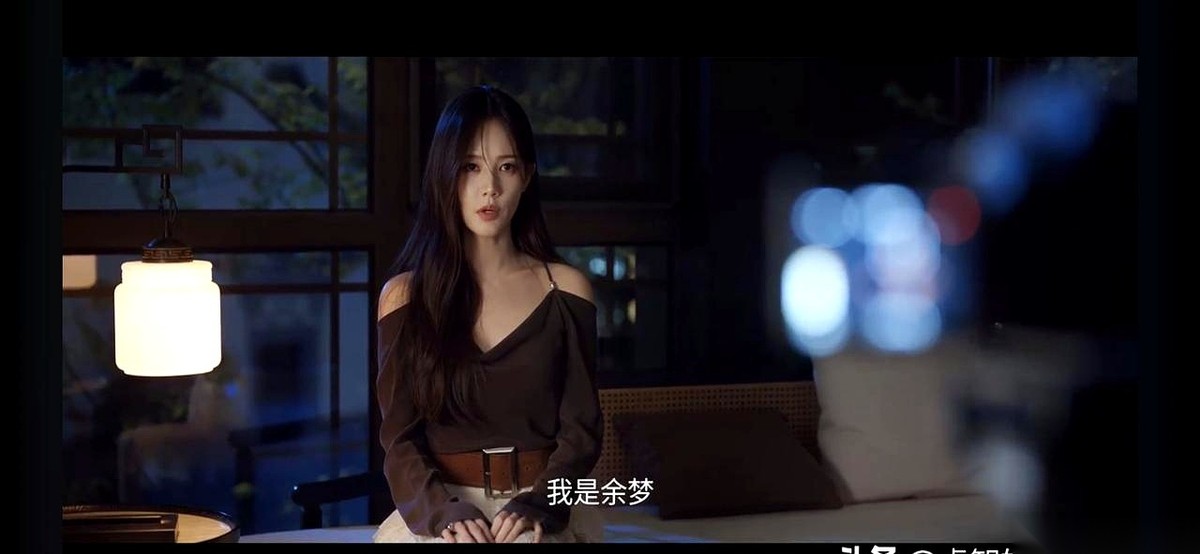 最近开播的电视剧《美人余》，简直把“吃绝户”拍出了恐怖片的效果。
江浙沪独生女、两千万粉丝大网红，天天在直播间秀恩爱。结果顺藤摸瓜抓出小三后才发现，平时在娘家低眉顺眼端茶倒水的保姆，竟然是自己老公真正的原配。
李一桐饰演的女主余梦，顶着绝对完美的“美娇妻”人设。直播时弹幕刚飘过一句“秀恩爱死得快”，