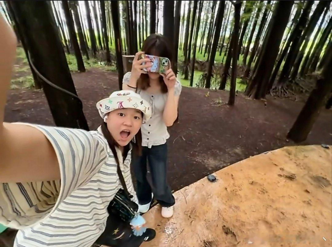 全红婵和妹妹游杭州青山湖，对着镜头张大嘴做鬼脸。她瘦了很多，装扮也很时尚。 ​
