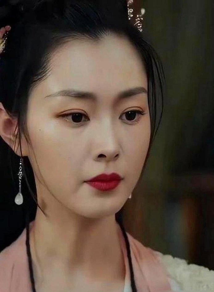 当着台下几百号人和几十台摄像机，窦骁张嘴就把宋轶叫成了“宋铁”。
换成脸皮薄的姑娘，那一秒钟估计冷汗都下来了，台下同行和媒体也是倒吸一口凉气，就等着看这尴尬场面怎么收场。
宋轶连嘴角抽动都没有，不急不恼，笑盈盈直接甩出一句：
“你大概是叫我宋铁的人里，最出名的一个。”
这反应绝了。
普通人