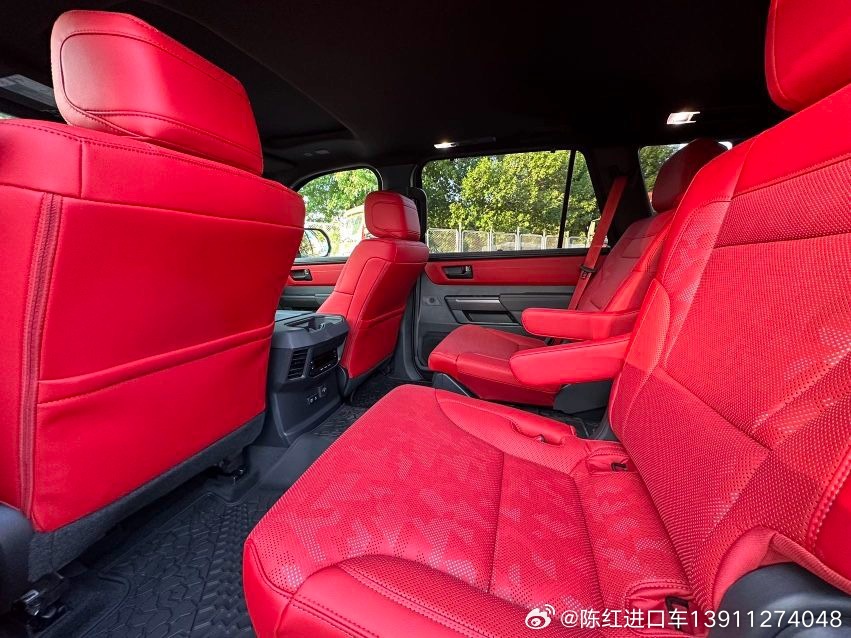 红杉 26款 3.4T 混动 TRD Pro
颜色:黑/红。美版
配置:26款美版红杉 TRDPRO
配置:全景 行李框 红色字母标TRD性能组件（性能中心管道，TRD性能徽章，TRD性能高级燃油贴纸，双空气进气箱）#陈红进口车##进口车##平行进口车##汽车##丰田红杉# ​