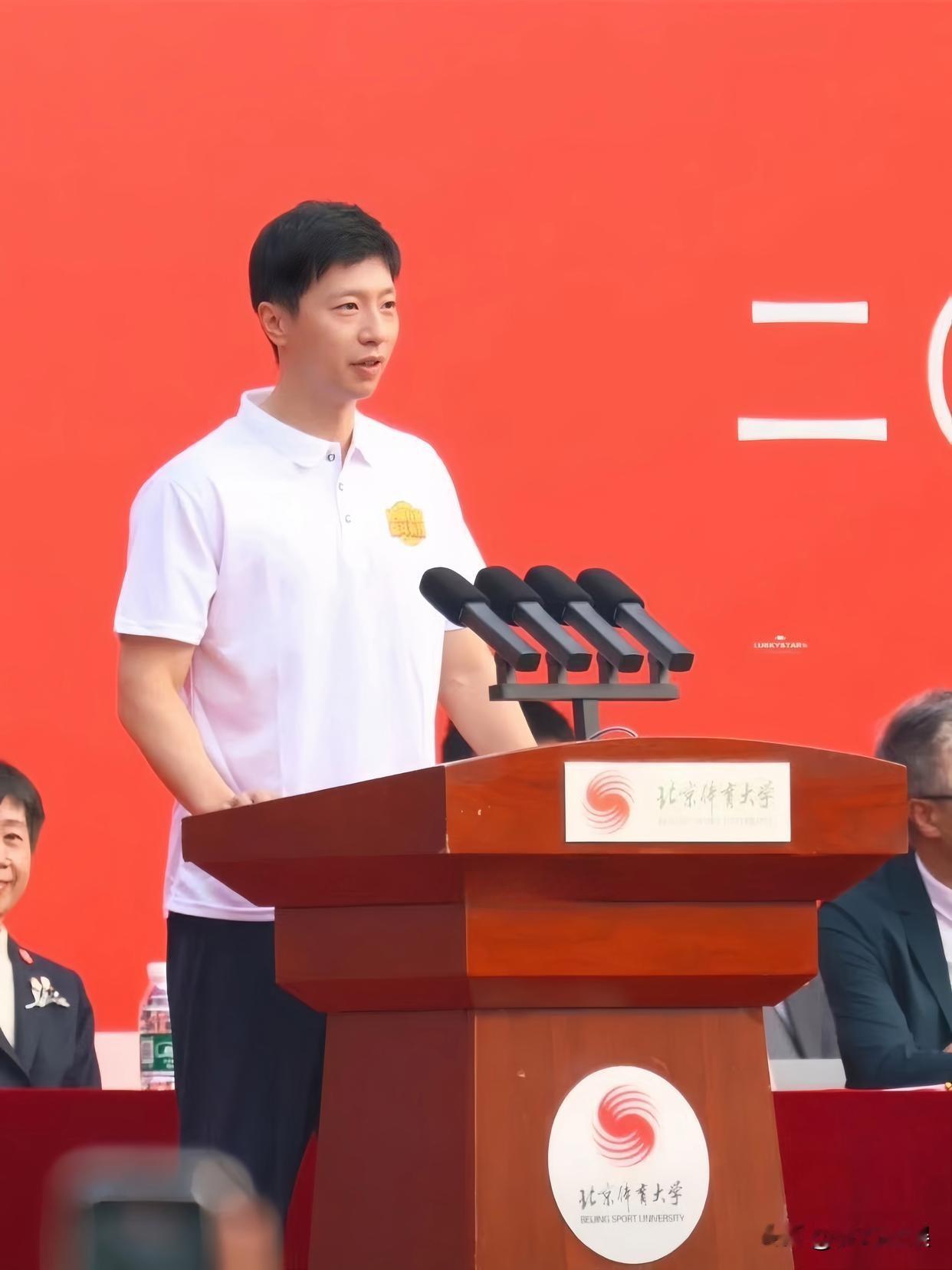 38岁马龙作为博士新生亮相北体大开学典礼。一身简约白色校服，清爽少年感十足。

从乒乓球赛场到大学讲台，从为国征战的龙队变成高校学长，每一步都稳扎稳打，这样不断突破自我的状态实在让人佩服。