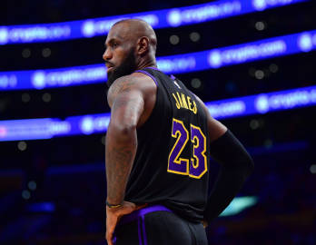 NBA官方公布了2025-26赛季最佳阵容，湖人球星詹姆斯因出战场次不...