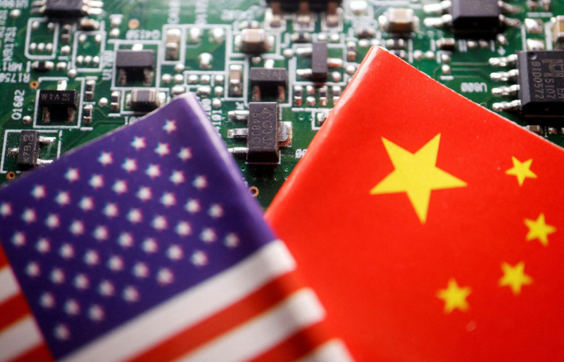 美把中国逼成芯片强国！
2021年国内芯片进口总额达到2.8万亿人民币，数值远超同期石油的采购规模，彼时半导体行业的短板就像哽在咽喉的硬刺，连正常发展都举步维艰。步入2026年前三季度，集成电路一跃成为国内排名首位的单独出口品类，直接将汽车产业甩在身后，芯片正式登顶中国第一大单一出口商品榜单。历经整