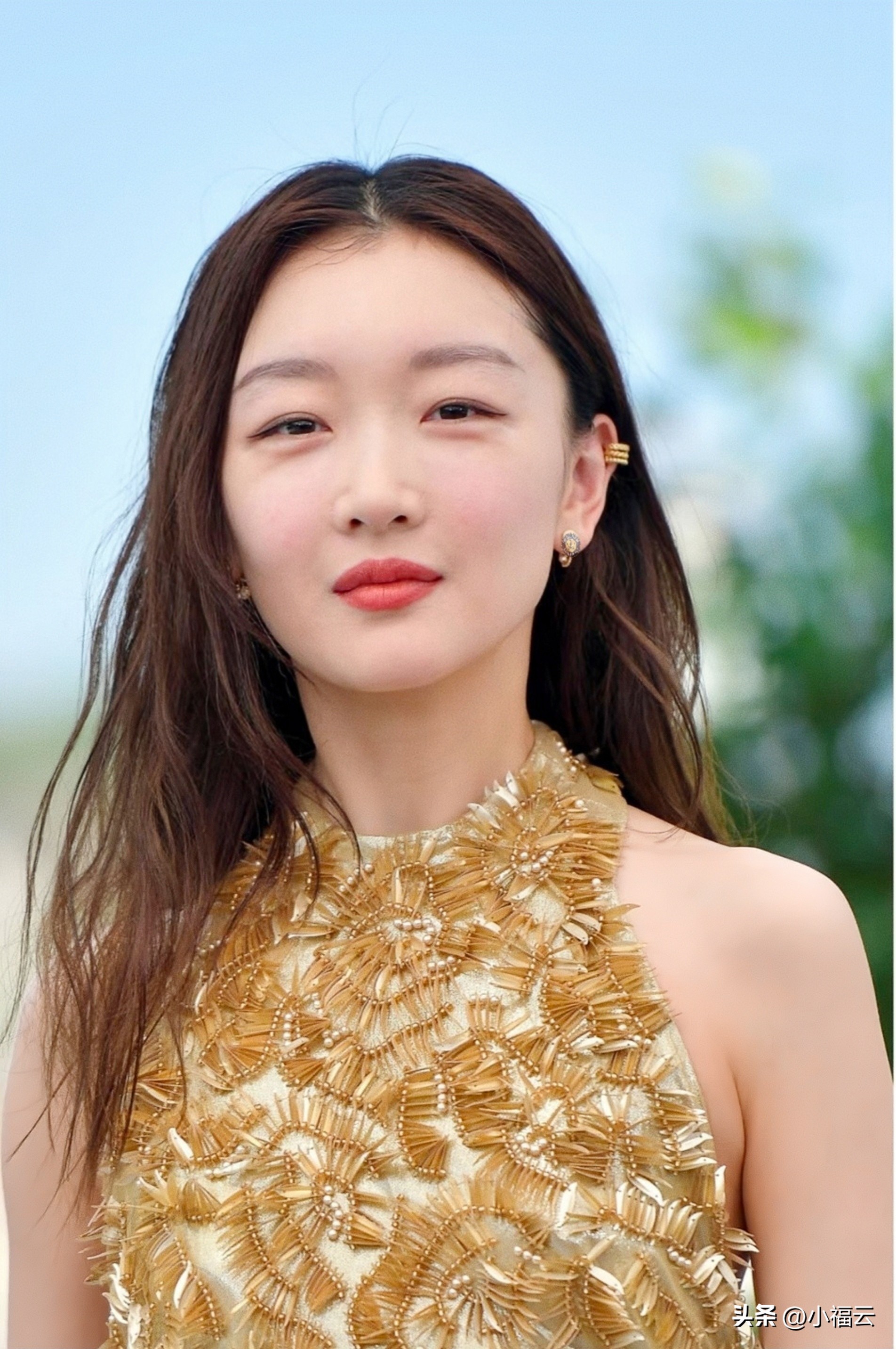 娱乐圈美女遍地，
但能长期站稳脚跟、
拿下好成绩的演员，真的不多，
周冬雨就是最特别的一个。
 
说实话，当初我看《山楂树之恋》时，也以为她只能走清纯少女路线，戏路会很局限。很多人当初也不看好她，觉得她身形娇小、不是传统大美女，在娱乐圈很吃亏，很难走远。
 
可谁也没想到，她硬生生逆风翻盘，拿下华语