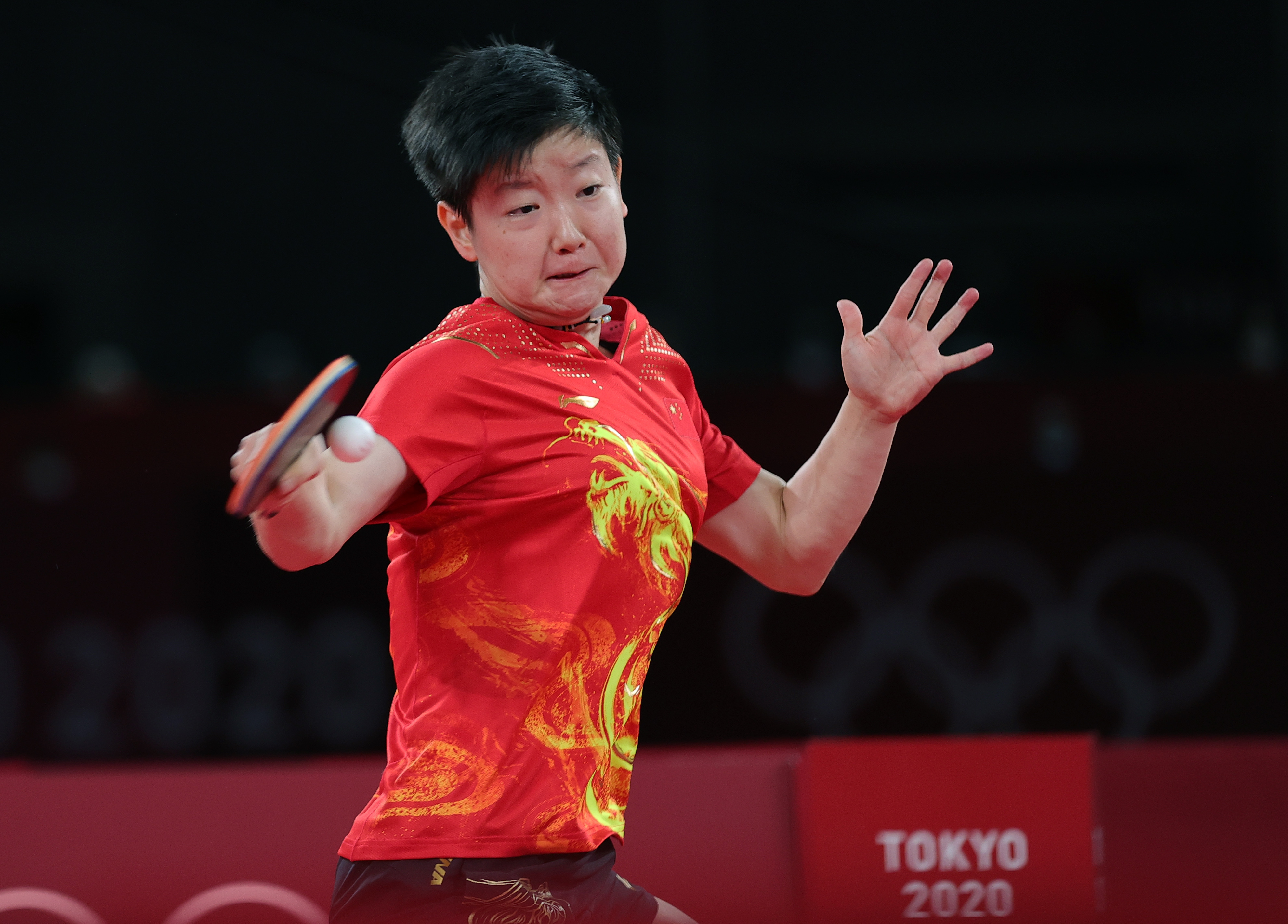 翻开国乒队史才猛然惊醒，孙颖莎的洛杉矶奥运单打门票，大概率已经被内部注销了。看看乔红两战无金的下场，再看看国乒只给王皓王楠开过三届单打特例，你就知道这队伍里从来不讲苦劳只认金牌。最可怕的是，孙颖莎最近话里话外总在强调混双和团体，这根本不是释怀，而是被提前踢出核心赛道后的认命。
 
乔红当年也是两届单