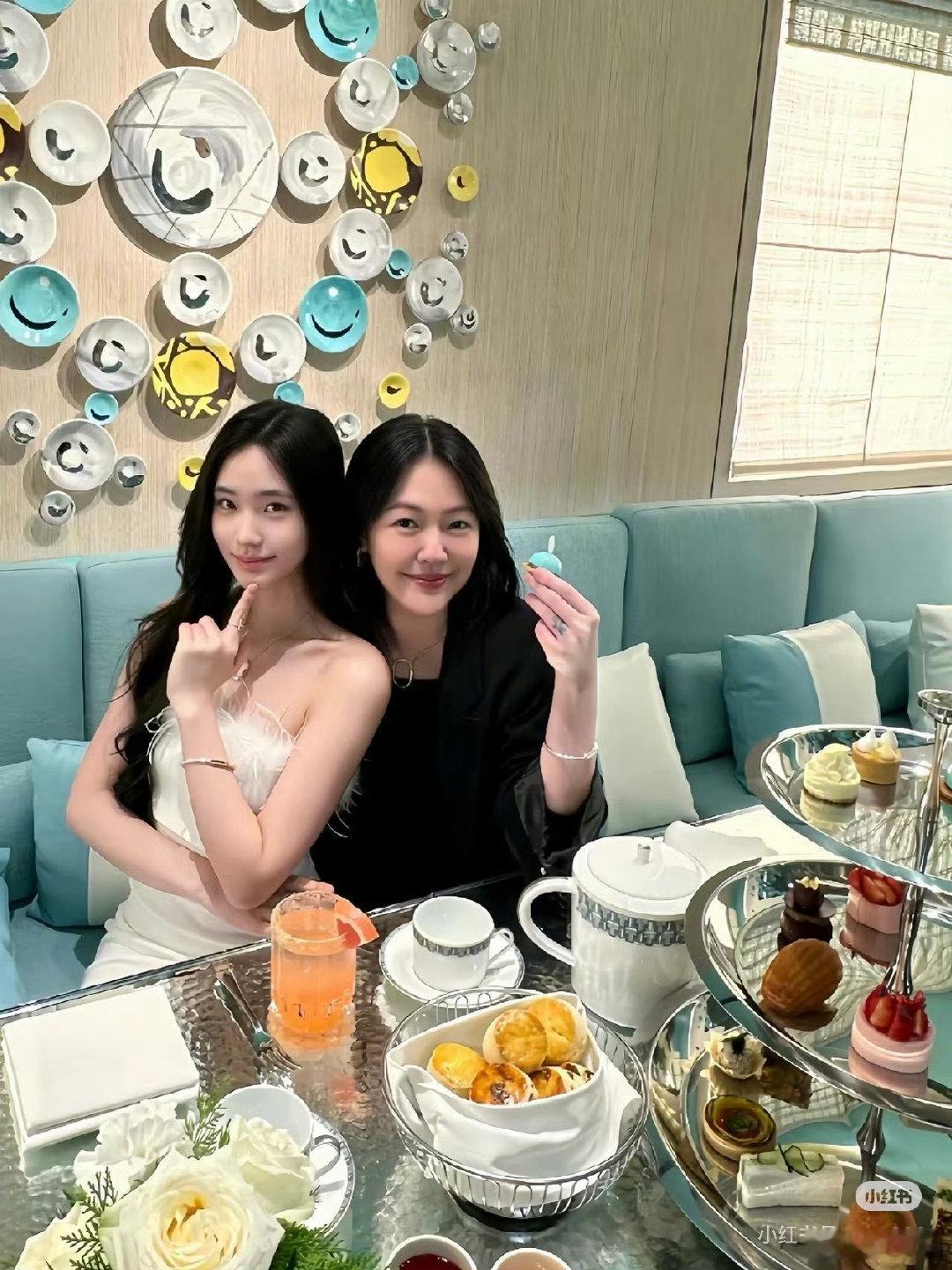 小S：我讨厌林志玲。
Lily：妈，你看我像不像。
真的笑死，小S看着自己女儿一天天变成自己“讨厌”的模样，心里估计又气又骄傲。许韶恩这颜值和气质，真的把父母的好基因全挑着长了。17岁这么从容大方，不敢想以后多惊艳。
#小S是给自己生了个林志玲吧##Lily颜值真的绝# ​