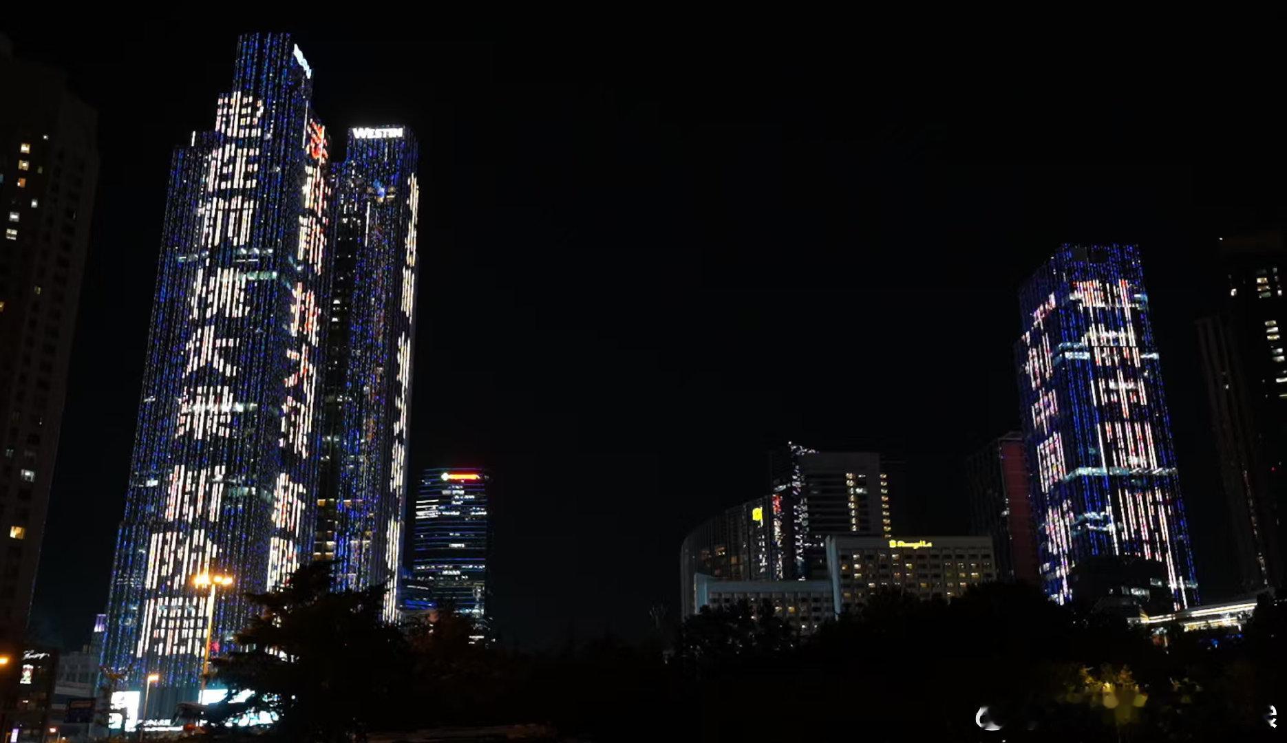 #科创中国创享青岛##青岛上演AI科创主题灯光秀##科创中国智汇齐鲁#AI科创灯光秀氛围感拉满，漫天无人机勾勒建设者风貌。科创中国服务团走进青岛，三大前沿赛道集中亮相，把科技梦想写在城市的夜空之上。 ​