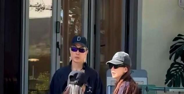 戚薇二胎儿子随了母姓戚，李承铉不但没翻脸，还顶着家里老一辈的压力把这事扛了下来。早在怀一胎Lucky的时候，两口子就拍板定好了，不管二胎是男是女，一个跟爸姓一个跟妈姓，李承铉当时点这个头的时候一点没含糊。儿子Seven出生后，他直接回归全职奶爸岗位，戚薇在外头忙工作，他在家带闺女推婴儿车，出门旅游大