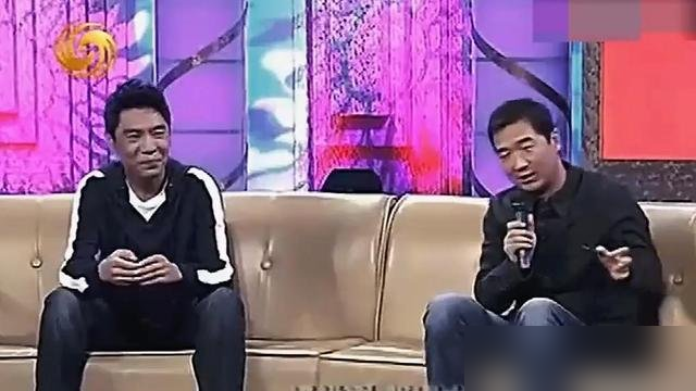 饭馆里砸进来一帮人，屠洪刚直接把车钥匙塞给张国立：哥，你先走，车在外头。自己抄起酒瓶就顶上去了。
这是真事，不是拍戏。那年头张国立还不是纪晓岚，屠洪刚也正火。饭桌上出乱子，屠洪刚第一反应不是跑，是先把兄弟摘出去。
后来屠洪刚要唱《霸王别姬》，指明请张国立来导MV。钱？屠洪刚自己掏。张国立那时候正
