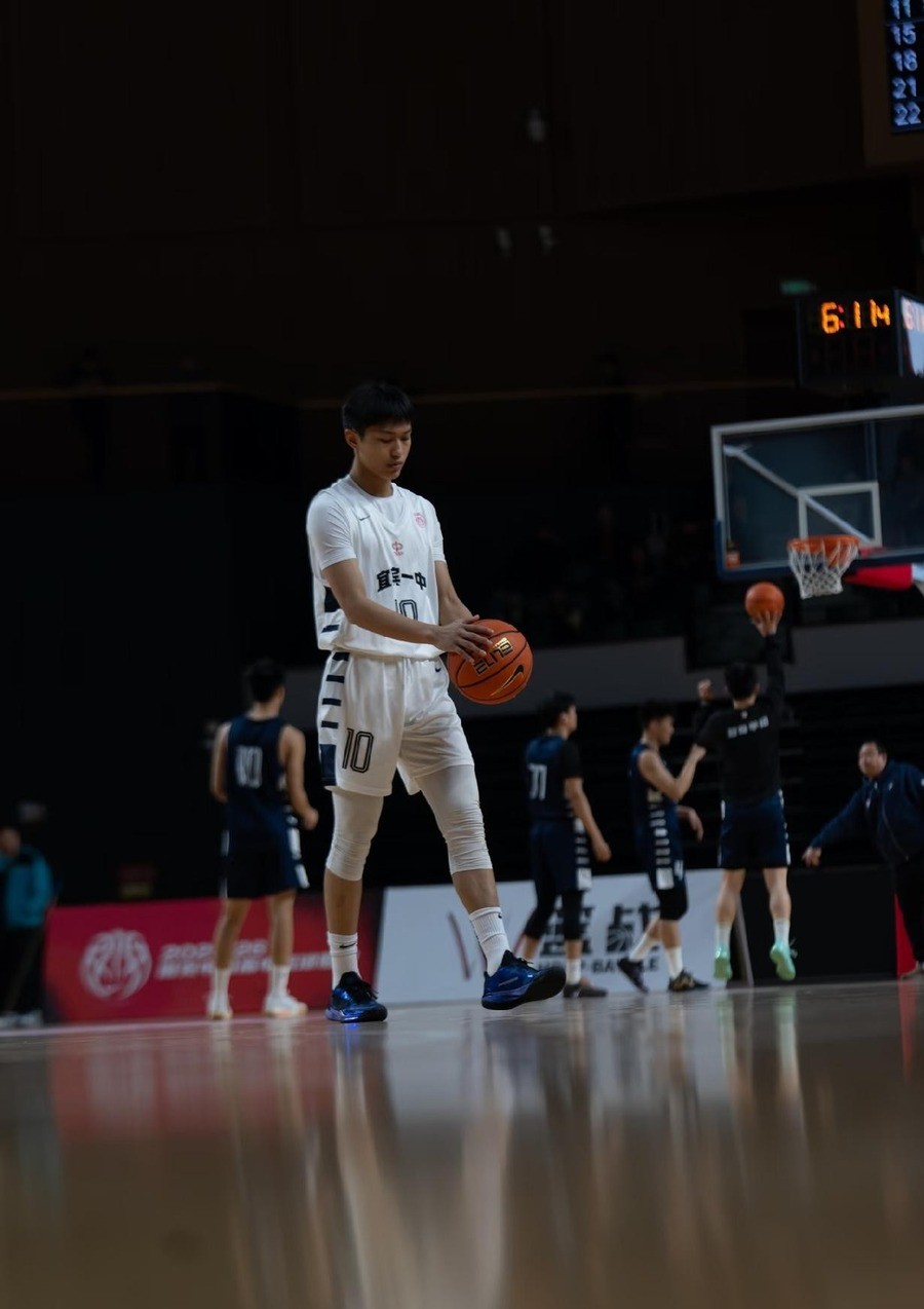 四川队输了31分，一个19岁的凉山替补第一次打CBA，上场9分钟，7投5中拿了11分，对面防他的是赵继伟。
这场球是2026年10月11日，CBA季前赛宜宾高县赛区收官战，辽宁104比73赢四川。骆金州替补出场，7投5中，三分2中1，罚球2中0，11分1抢断1失误。他2007年出生在凉山甘洛，彝族。