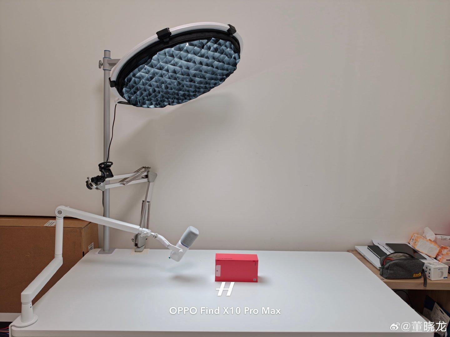 兄弟们，Studio Display XDR装好了，同生态就是好。这次工作间以“白”为主色调，所有产品尽可能选白色，后续还在添加。

一人独享双机位办公+游戏，4090也能一直开工。身后升降桌是拍摄工位（有万向轮可移动），今天拍一加Ace 7 Pro，效率拉满。 ​