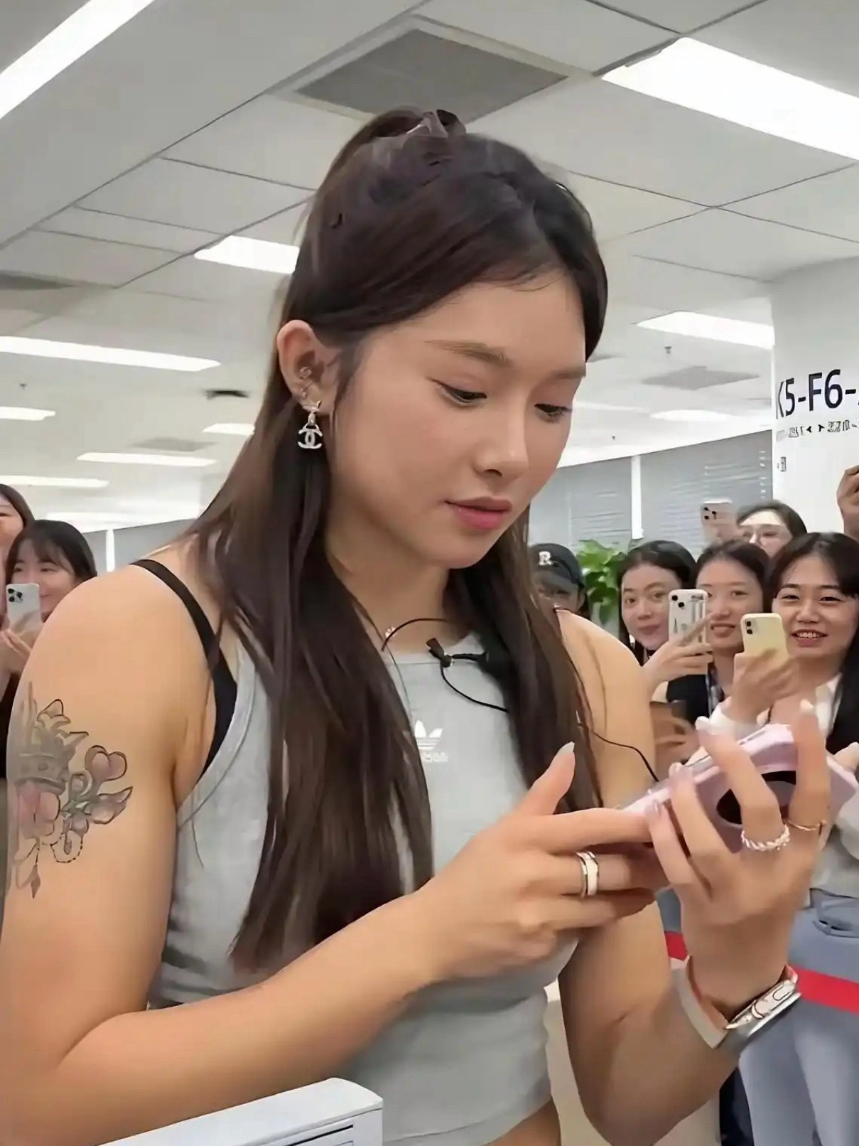 吴艳妮现实这么壮吗？颠覆了我对她的认知。 ​​​