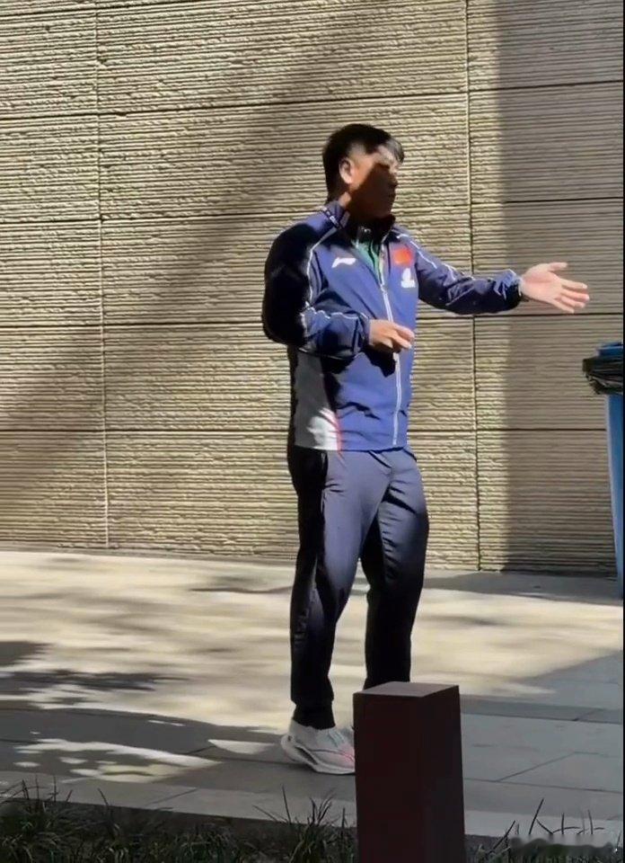 #王皓亚运后现身中国大满贯##王皓指导黄友政#亚运会结束之后王皓出现在中国大满贯的赛场，现场给黄友政做临场的战术梳理。有经验丰富的人引路，再加上自身的努力，年轻队员才能够一步步完成蜕变。 ​
