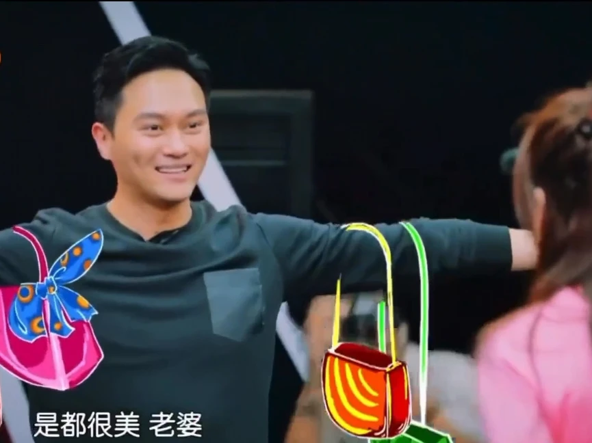 张智霖模仿袁咏仪买包这段也像了吧，哈哈哈，细节把握的很到位啊，太好笑了🤭
#袁咏仪张智霖