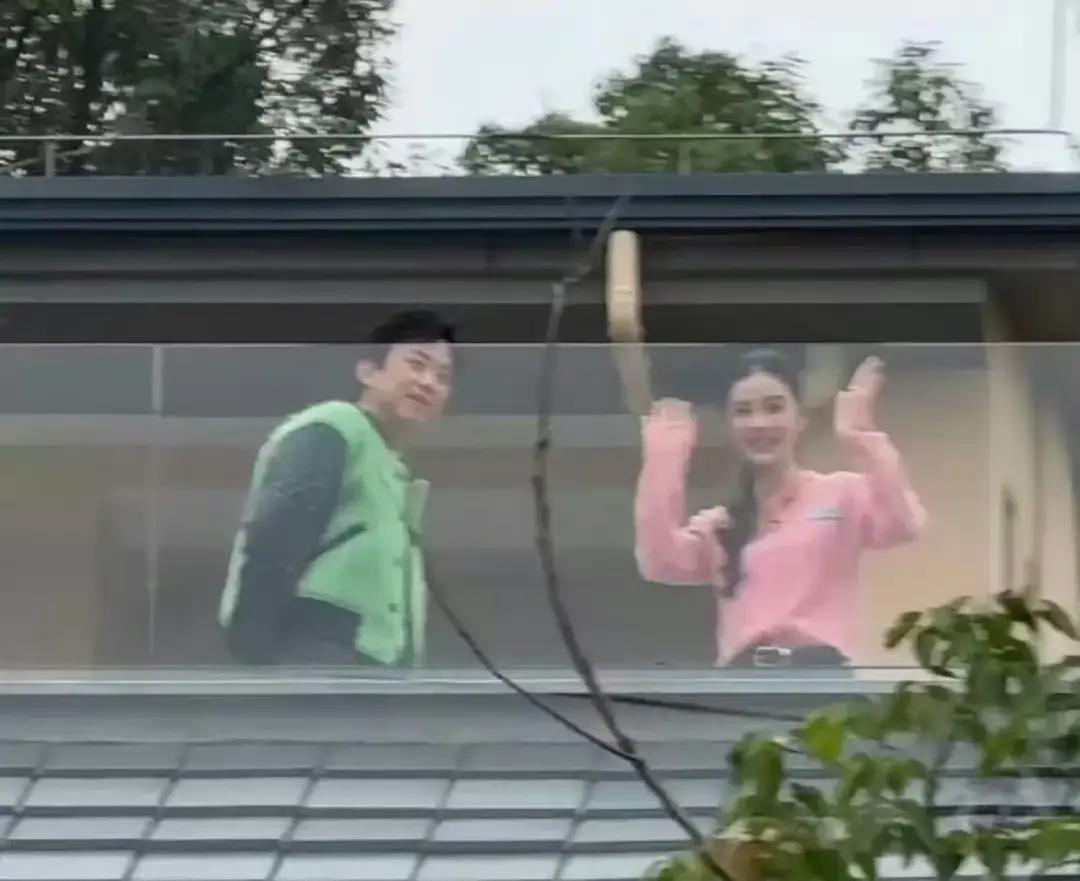 消失在大众视野许久的Angelababy，突然和老搭档邓超同框出现在录制现场，网上瞬间炸开了锅。
画面里的她微笑着跟周围人打招呼，状态看着依旧在线，可评论区里关于她是不是要“全面解封”的讨论，直接吵翻了天。
沉寂的这一年多里，她其实一直没彻底停下动作。海外杂志拍了一圈，边缘时尚活动也露过脸，但主