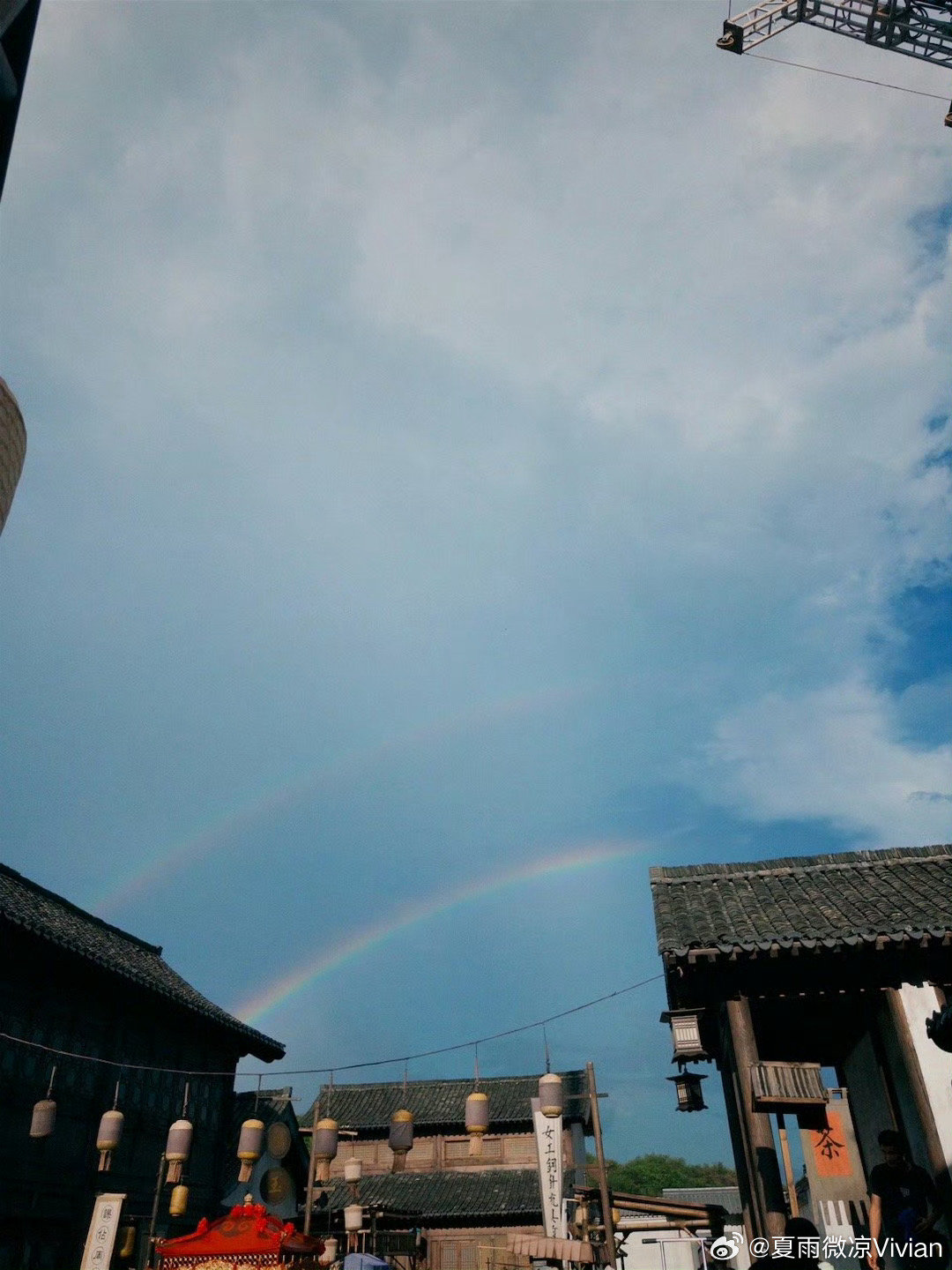 #兰香如故# 林锦岐和许兰香成亲当天，林锦岐接亲时天空中出现了双彩虹
图片保存于演员​