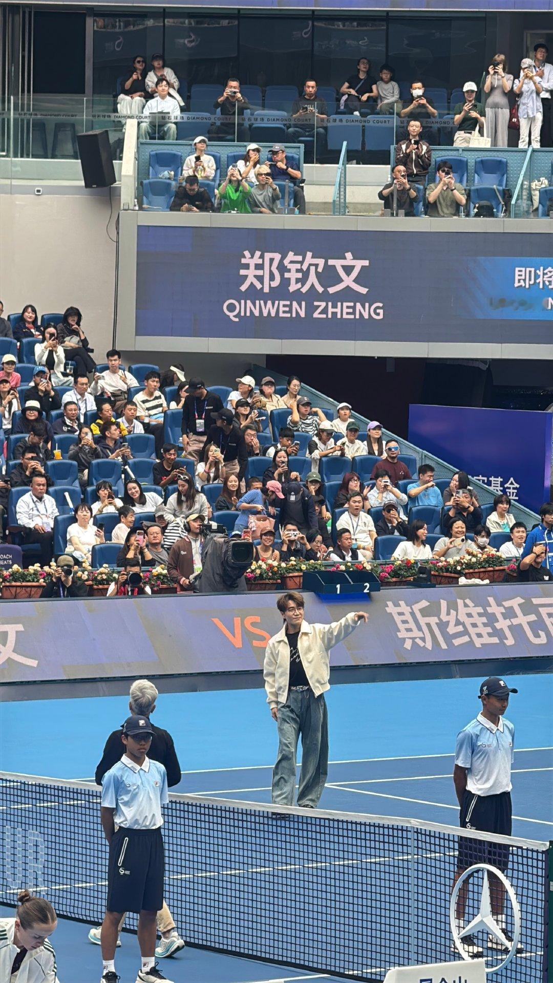 #郑钦文[超话]# 今天状态好好啊
开球嘉宾是王铮亮
#郑钦文vs斯维托丽娜#  ​