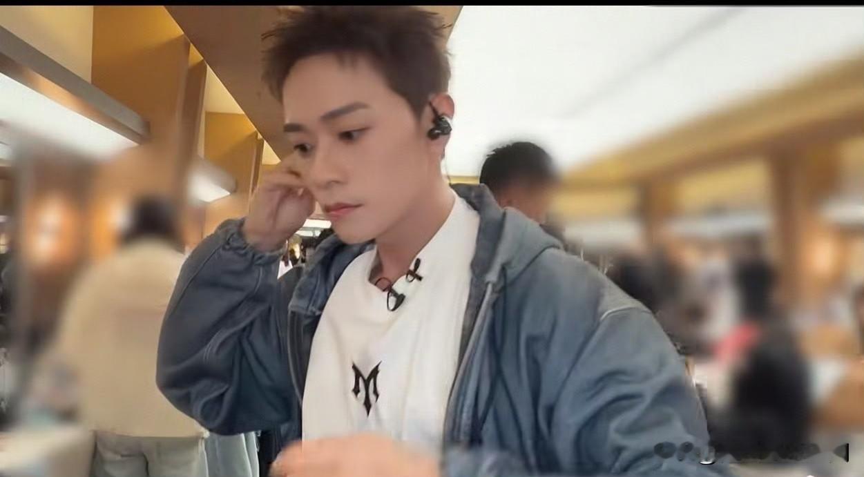 王传君小考，这波表现完全没想到
家人们谁懂啊，刷到片段直接笑喷。
别人小考都绷着劲儿拼完美，他全程松弛又认真，边演边冒出的小反应全是鲜活的细节，连旁边的选手都被他带得忘了紧张。
你见过最不按套路出牌的考场名场面是啥？评论区唠唠！