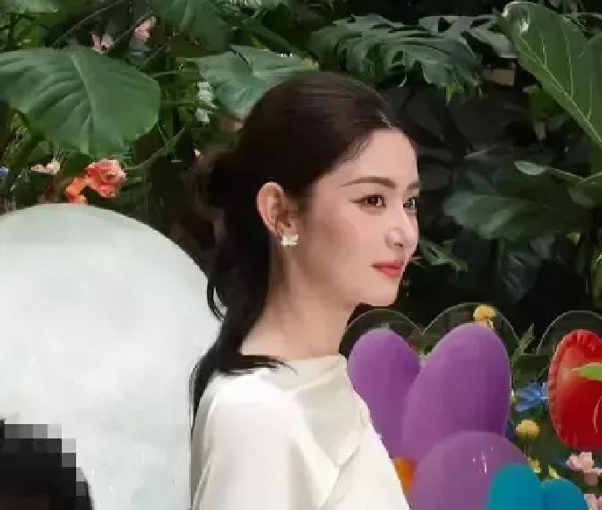 赵晴在综艺里被专业老师当面说基础动作不到位。

她站在台上，没说话。

节目播出后，弹幕全是骂她。

那期节目，她跟着老师做动作，做了三遍都没过。老师当场说她重心不稳，手臂没力气。

转头她就进了《墨雨云间》剧组。

演了个让观众记住的角色。

那个角色戏份不多。

但观众记住了她。

科班出身的人