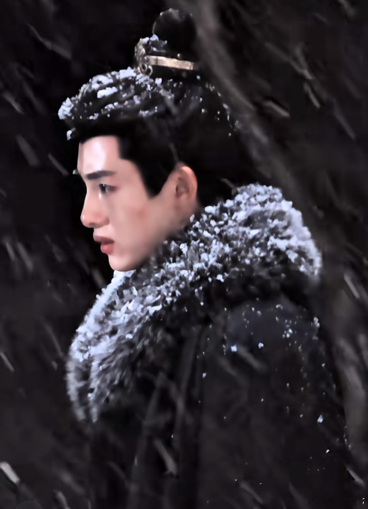 #董思成[超话]#  ☁️#邓恩熙董思成恰逢春雪中吵架路透#

雪天这场吵架路透看得人心里揪得慌❄️

董思成演的许凤佳，一身官袍站在落雪里面，明明心里满是情绪，却又带着少年将军的傲娇，眼神戏张力直接拉满。

嘴上在争执，眼底全是藏不住的难过，这种又倔又拧巴的感觉太贴许凤佳了，已经开始狠狠期待 ​