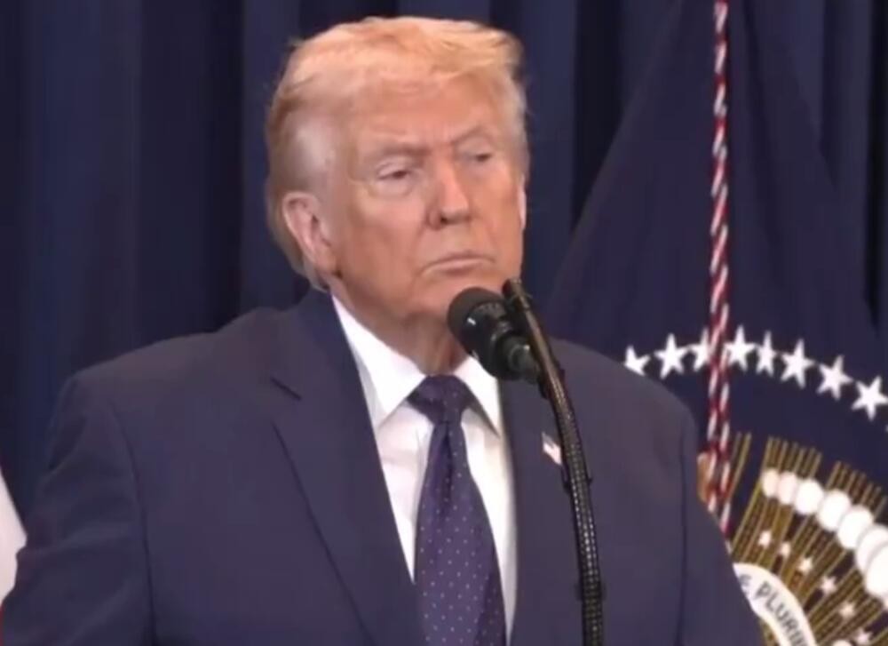 特朗普刚拒绝伊朗的停战提议，转头又说本周接着谈，还撂下一句“我一直在考虑”恢复军事打击。他嫌伊朗“高估了自己的筹码”，伊朗想谈的是解除海上封锁和霍尔木兹海峡通航，美方却死咬核问题不放，卡塔尔正忙着斡旋最早28日的间接对话。说白了，特朗普这套“边谈边挥拳头”的玩法，根本不是在寻求和解，而是把谈判桌当成