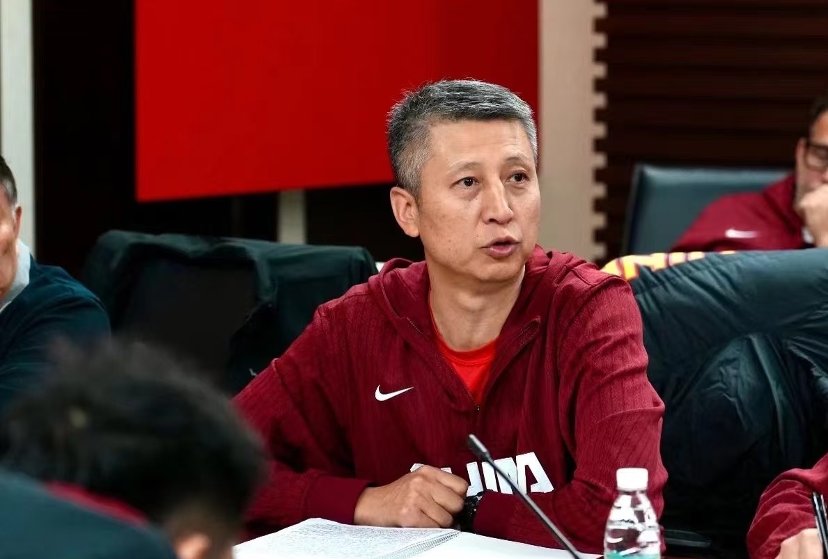 看看郭士强的黑眼圈，我们真的没资格去质疑、评判这位教练
 
看完比赛，先别急着追责、别喊下课。
 
大家先好好看一看郭士强的脸。
 
厚重遮不住的黑眼圈，疲惫松弛的脸颊，整个人憔悴透支。这几场比赛、这一整个周期的熬夜、复盘、带队打磨，全部都写在他脸上。
 
全场四十多分钟，他一秒钟都没有坐过。
始终