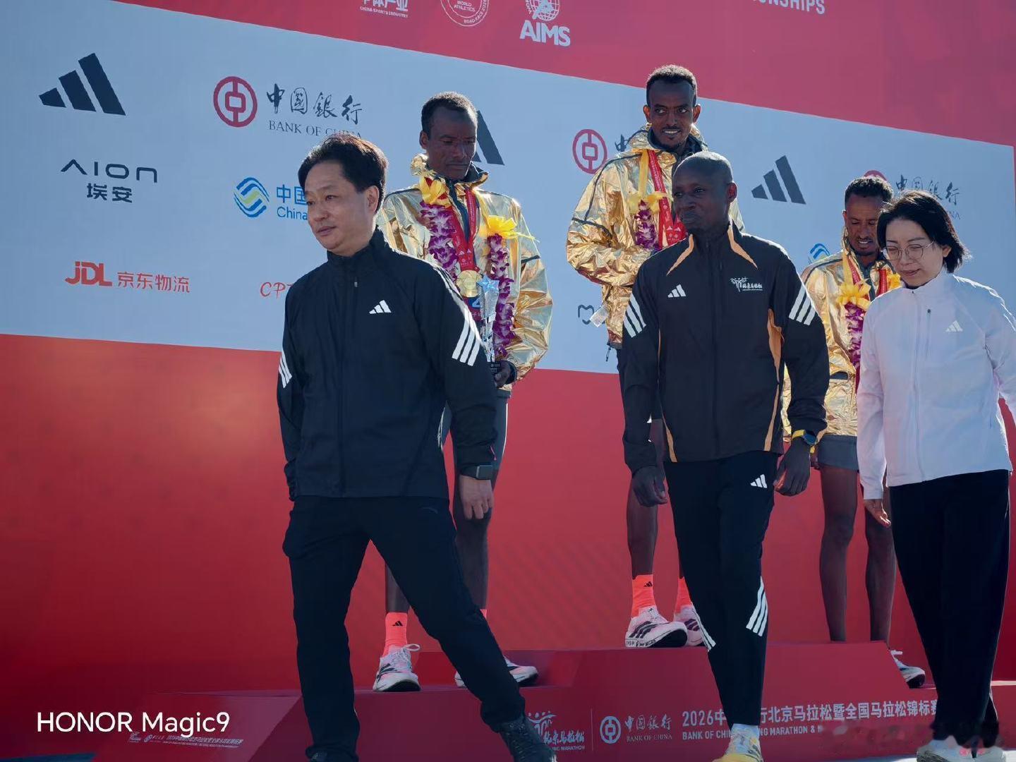 北马大神萨维的现场实拍图终于来啦！全部是荣耀Magic9现场直出，几乎不用后期修图。
不管是鸟巢自拍，还是颁奖台合影，大日光环境下画质很稳，抓拍动态画面也不会糊。
萨维手上戴的就是荣耀手表6 Pro，专业长跑选手都在用，长距离运动监测靠谱度拉满！
手机影像+运动穿戴双在线，荣耀这波属实给力！ ​