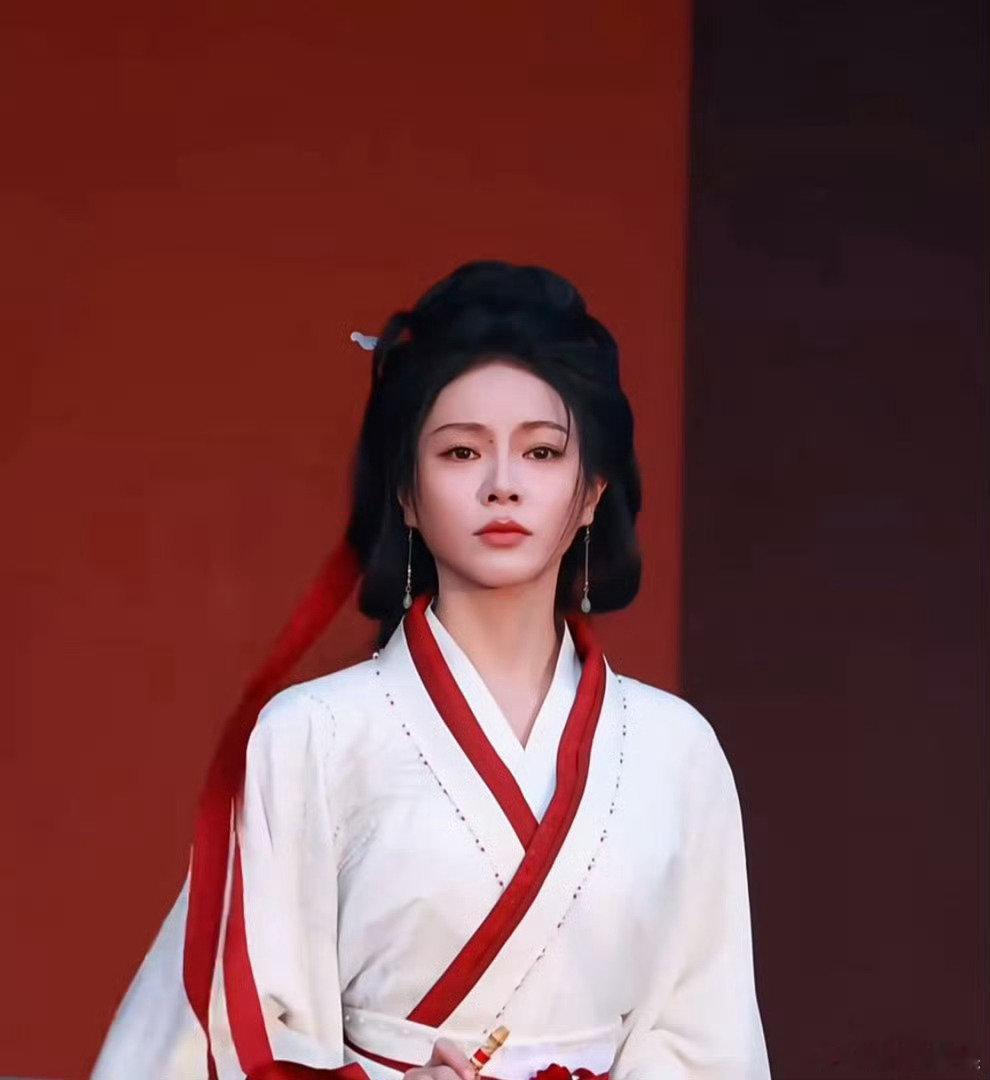 #谢可寅战国袍写真##谢可寅红衣古装美人# 一袭红衫身着战国古袍，谢可寅妆容古典精致，一抬眼故事感十足，兼具柔婉与凌厉气质#长生契# ​