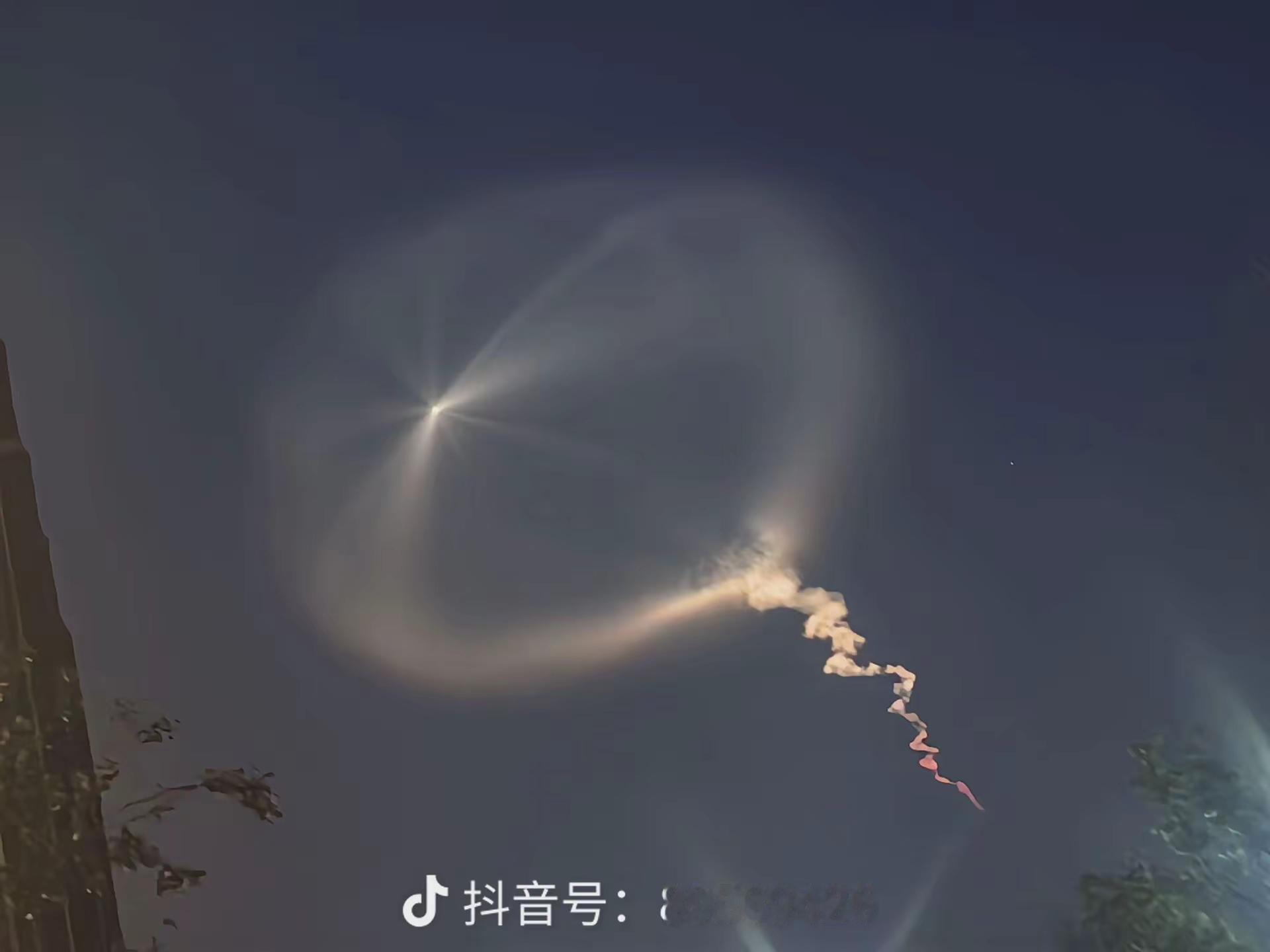 @漫步人生: 今天傍晚18:15，太原卫星发射中心（山西岢岚）发射长征六号甲（长六改）火箭，路线刚好从德州、济南上空的高空过境，所以咱们这边很多人拍到这个水母状火箭云（暮光尾迹）。