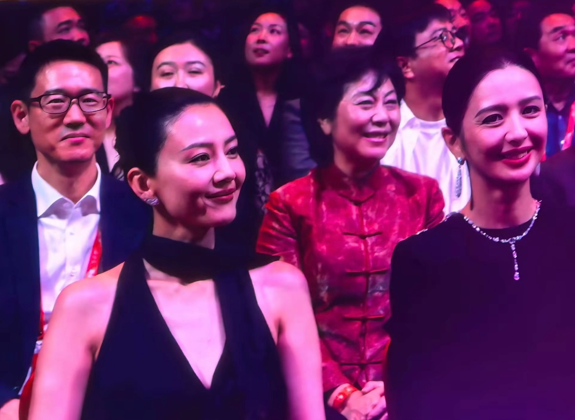 人群中一眼看到妈咪#高圆圆[超话]##飞天奖# ​