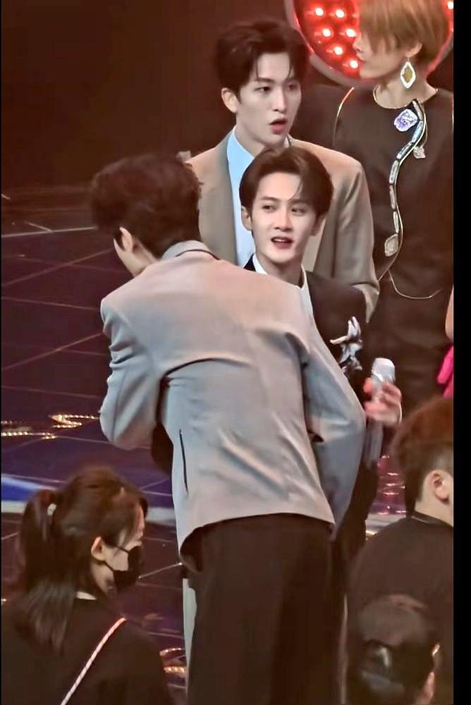 湾区升明月散场，张凌赫撞上檀健次，一个下意识的屈膝拥抱，让全场都静了一瞬。

整晚，一个在台上主持，一个在台下唱跳，两人零交集，更没彩排过。人潮散去时，张凌赫看到他，几乎是本能反应，弯下高大的身子，手轻轻拍了拍对方的后背。

整个过程没看镜头，没找角度，快到只有几秒的画面。

有人说，这比任何精心设