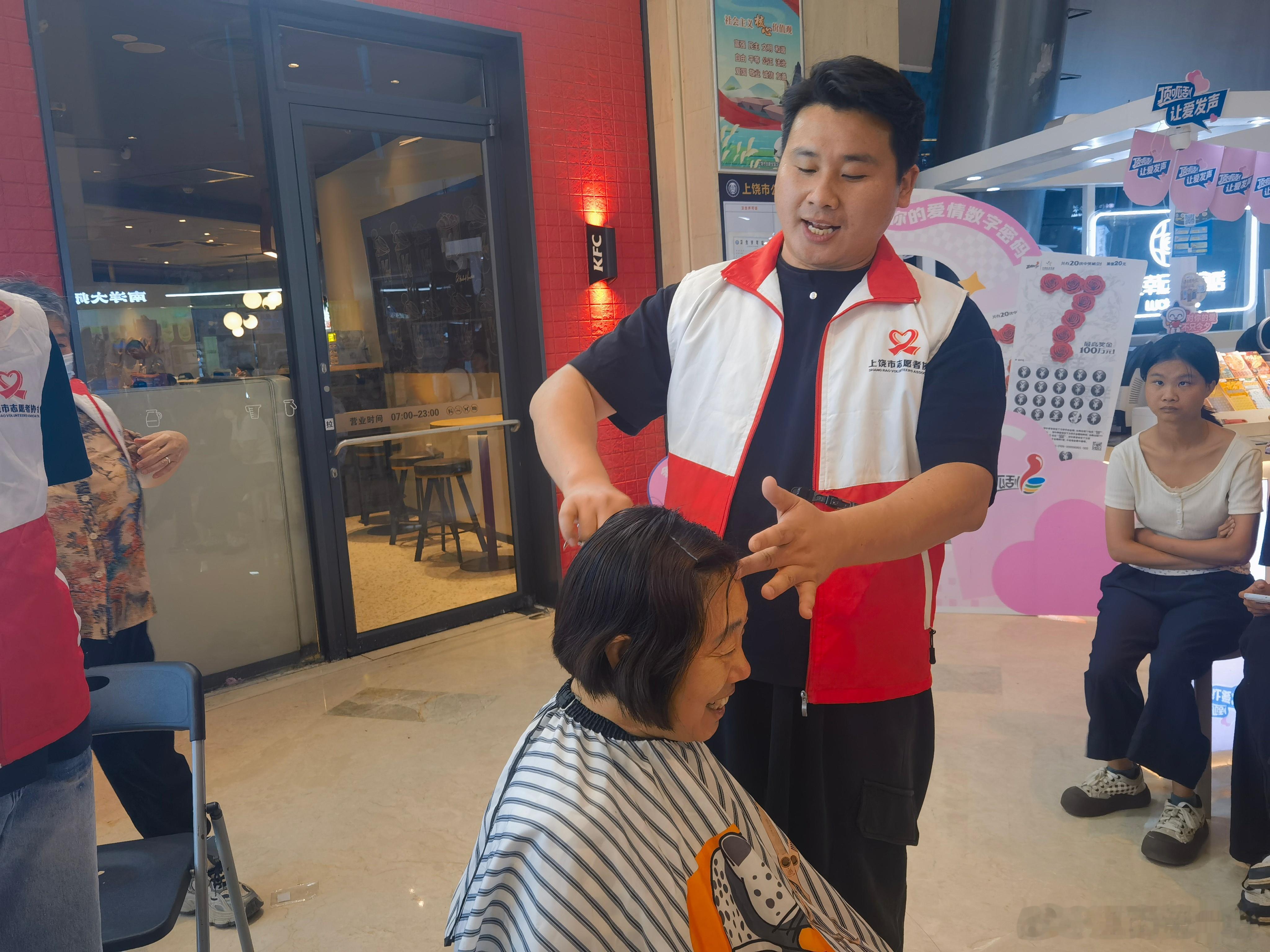 #守护他健康##教师节送健康#9月4日晚上，上饶万力时代广场内人声鼎沸，一场“暖心医疗守护师恩健康﹣-2026年教师节义诊”在这里举行，市个各大医疗单位、天乐口腔医院、上饶志愿者协会等摆开了服务台，为市民特别是教师提供义诊、义剪服务，营造浓厚的尊师重教氛围，迎接9月10日将临的人民教师节 ​