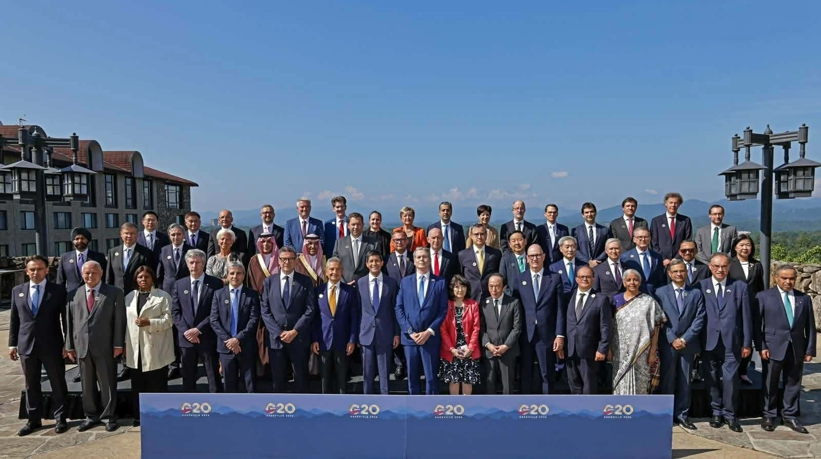 野心暴露无疑！G20 峰会中方被安排坐最后一排，绝不止被冷落那么简单。
 
2026 年 9 月 2 日，美国主办的 G20 财长和央行行长会议落下帷幕，会后的全员集体合影一经流出，立刻在舆论场掀起了巨大波澜。
 
很多网友看完照片的第一反应就是反差感拉满：日本财务大臣片山皋月和央行行长植田和男站在
