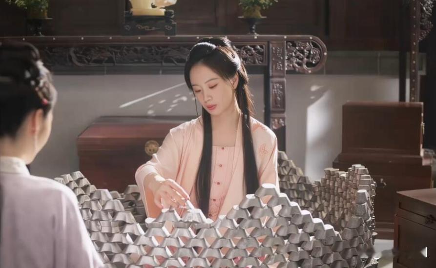 《兰香如故》口碑炸了，本是冲着谭松韵来的，观众却集体倒戈，33岁女配李梦数银子数出圈，用最安静的方式演了最狠的角色！ ​