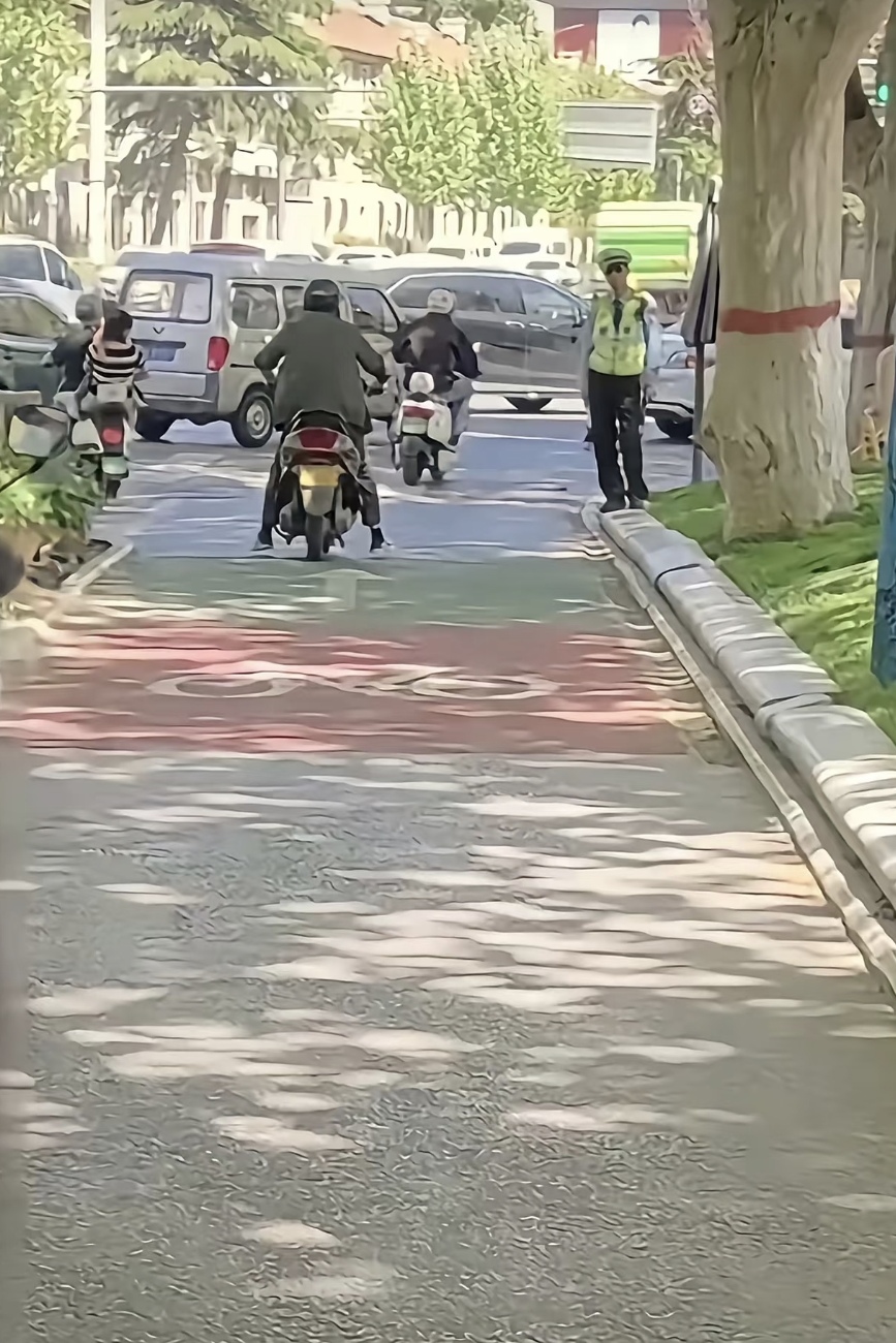 一姑娘骑车带奶奶被查，交警问知不知道不对，姑娘回：&34;我知道有啥用？&34;交警懵了：什么意思？

姑娘接着说：&34;我不带她，她怎么走？公交要换乘两趟，打车她舍不得花钱，我又没车。&34;

奶奶在旁边一直摆手，说&34;不怪她不怪她，是我非要坐的&34;。

交警听完没开罚单，站在路边沉默了好一会儿，最后只说了句&