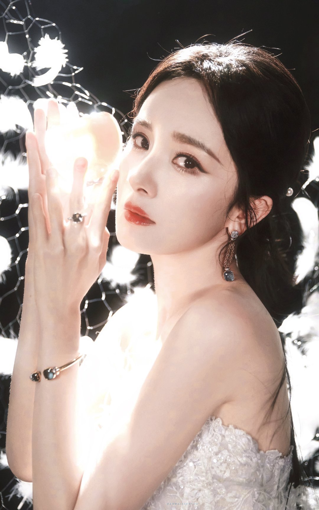 #杨幂[超话]##杨幂冯娷#ym#杨幂冯湮儿#ym#杨幂江山大同#ym#杨幂#

世界赠我以喧哗，我却在你眼里，寻得一处落脚的静谧。

​