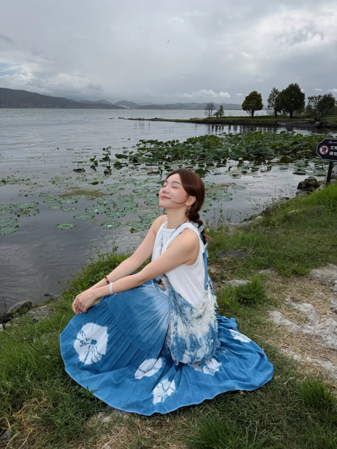 在大理扎染了一条开满蒲公英的裙子