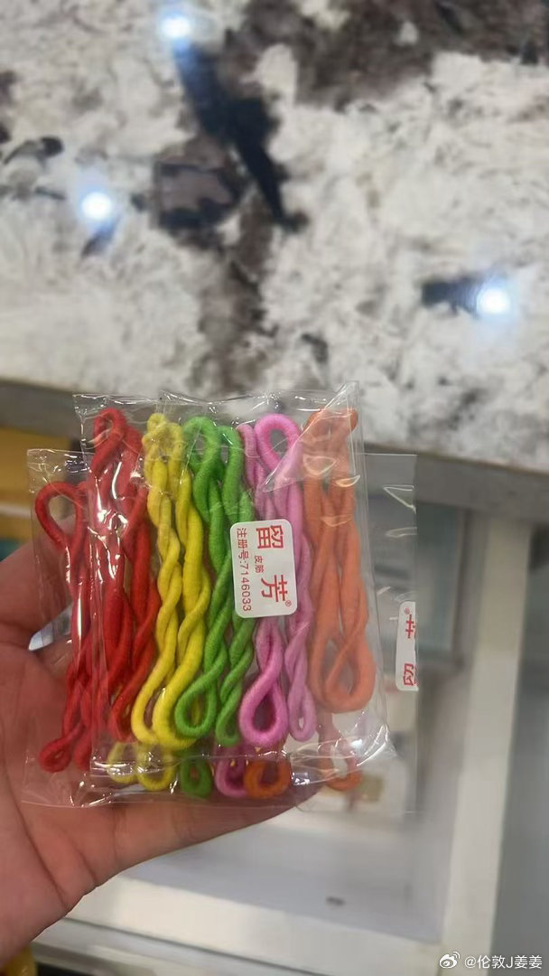 叫助理买一点皮筋，结果给我买了这种[便便]我说我们是做医美的，怎么能买这么丑的皮筋？ ​​​