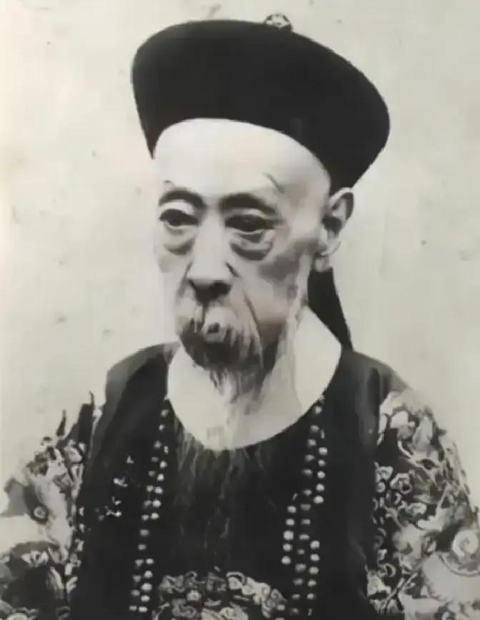 慈禧太后并不是亡国妖后？真正把大清推入深渊的，是那个表面忠厚老实、实则卖国求荣的满清亲王。更让人心寒的是，这位“铁帽子王”早已安排好后路，将毕生搜刮的财富存入外国银行，自己躲进天津租界，做起了富家翁。

武昌枪响的消息传到北京时，奕劻没急着去军机处。他先把账房叫进内室，问天津租界的房契和外国银行的存