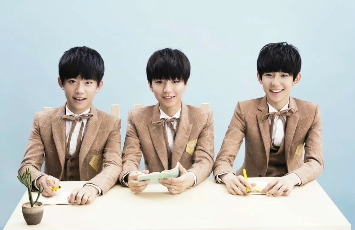 TFBOYS亲签，350万？
 
我刷到的时候，手都停了。
 
一张首专合体亲签，带首唱会票根。
评论区有人喊：350万，卖不卖？
还说帮妹妹凑十张。
 
我第一反应：疯了吧？
 
结果卖家出来说：
没成交。
就一句留言。
 
再一看，64万、86万，也全是网友在玩梗。
 
收藏圈有人科普：
真合体