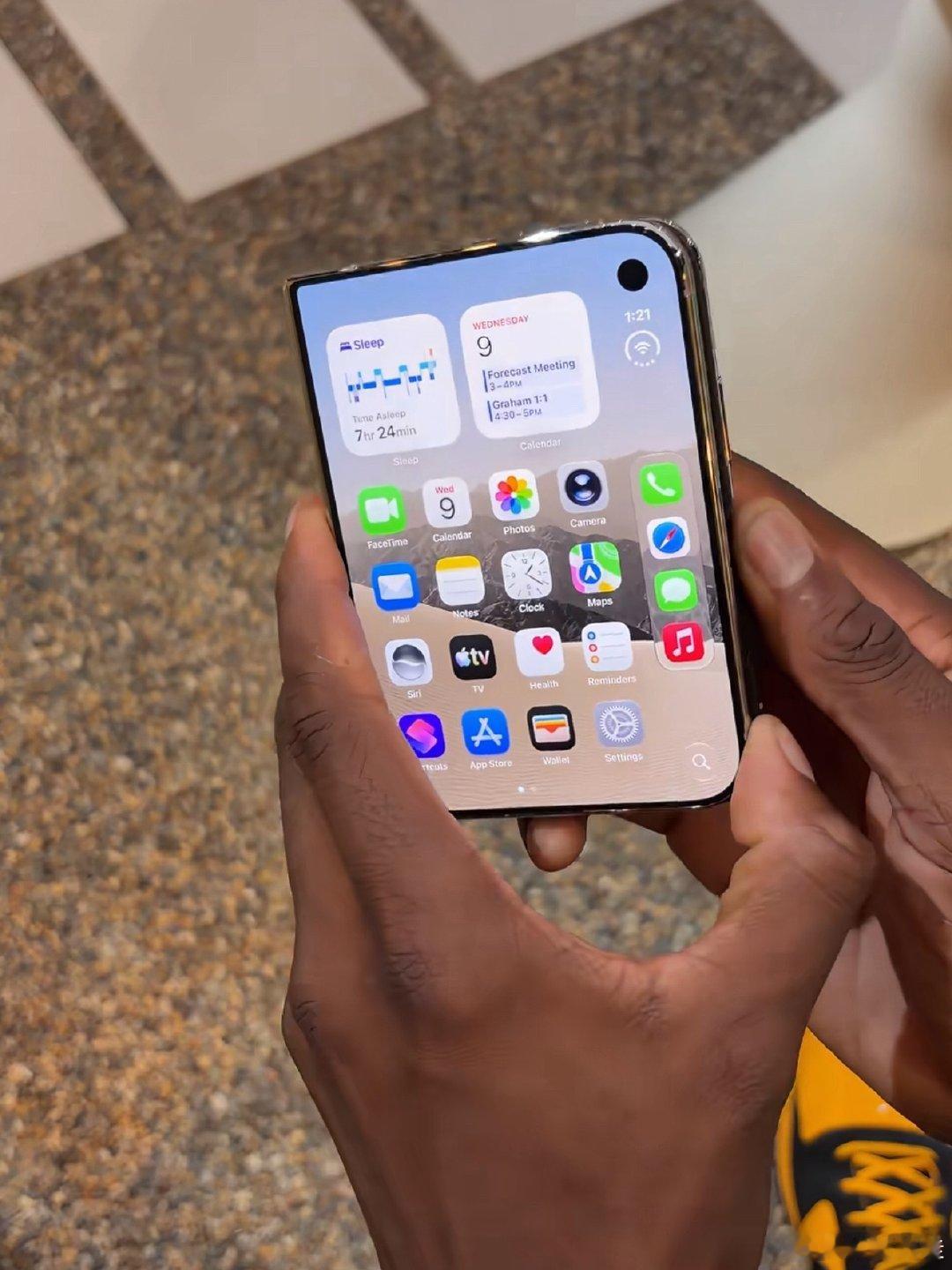 #iPhoneDuo 强制适配#该说不说苹果在软件生态上确实厉害，占据了主导地位。所有上架的APP必须适配苹果折叠形态，否则不予上架。一来保证了用户的体验，二来也稳固了自己生态的地位[666] ​
