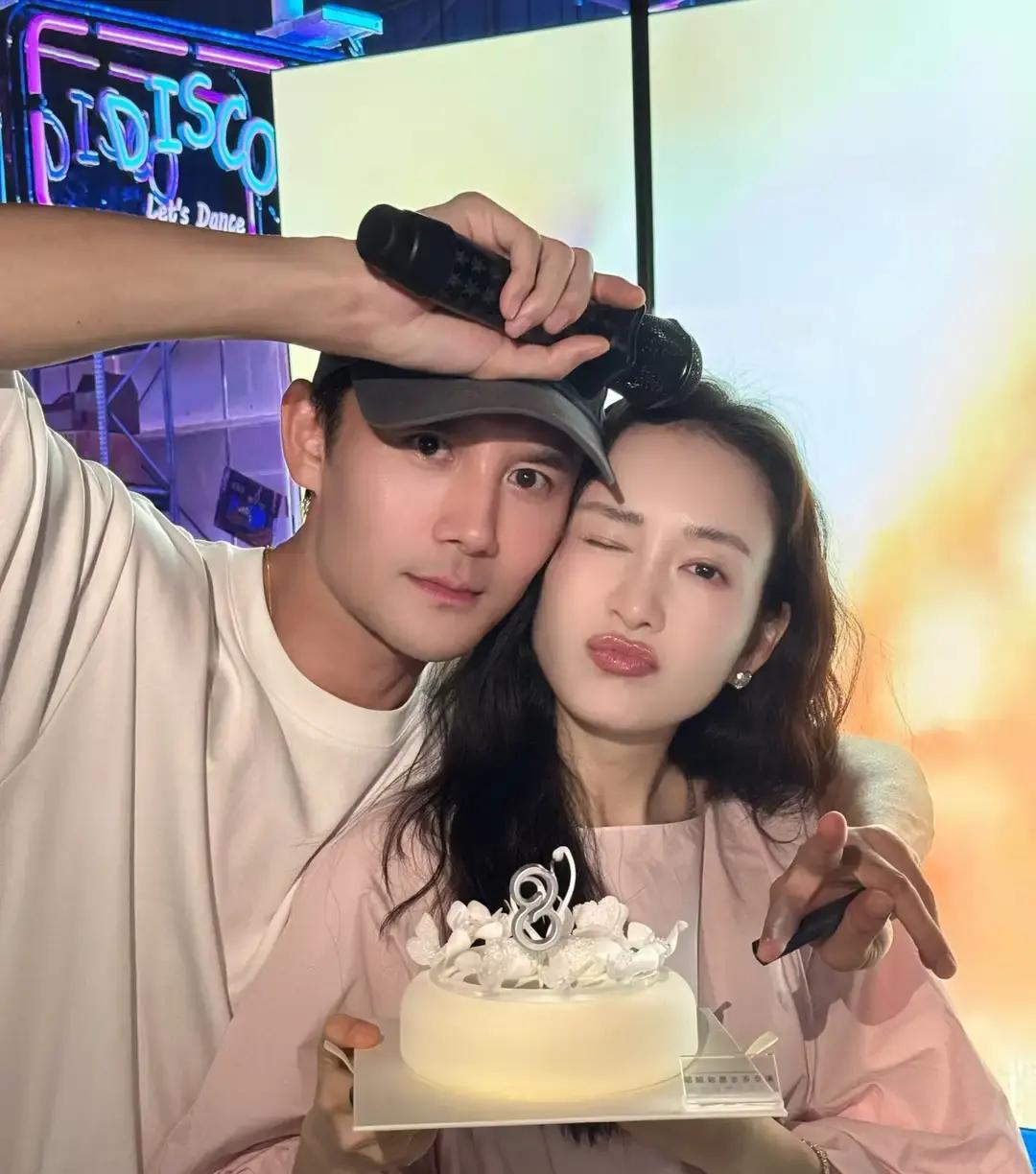 娱乐圈里那些拍完一部戏就恨不得老死不相往来的男女演员，真该看看王凯和王鸥是怎么打脸所谓避嫌论的。
王鸥过个生日，王凯大大方方把手往她肩上一搭，凑在蛋糕前就拍了合影，脸上的笑没带一点营业性质的假客气。
底下的互动也逗，王凯留言说“常饭常歌”，王鸥回了个“常聚常欢乐”。
没有那种公关团队抠破头想出