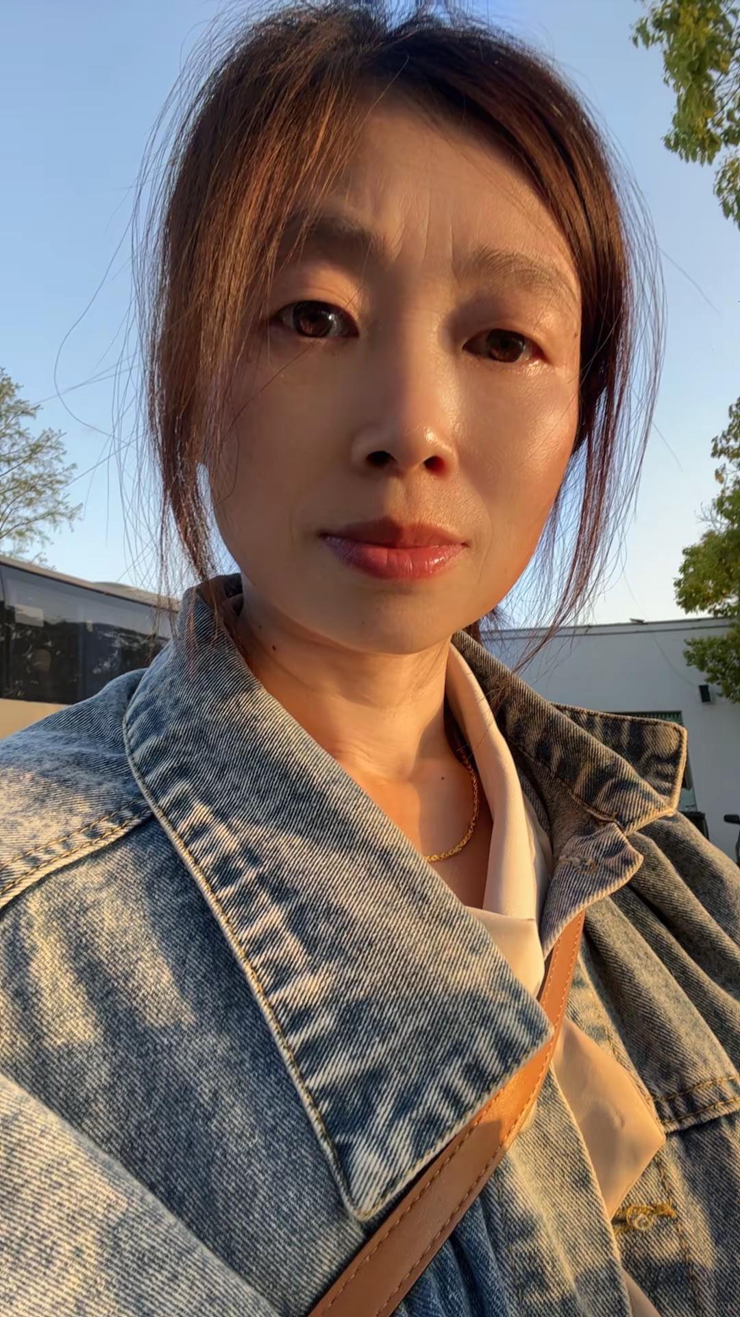 我拼尽全力撞向生活，却一次次被现实掀翻在地。付出的所有努力像笑话，连重...